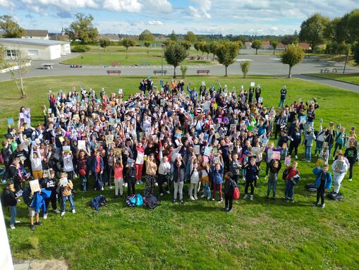 Les élèves dans la cour lors du lancement